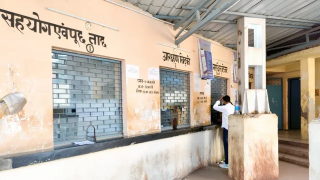 फिरोजाबाद में स्टेशन पर दिख रहा दिल्ली प्रोटेस्ट का असर, यात्रा से कतरा रहे लोग
